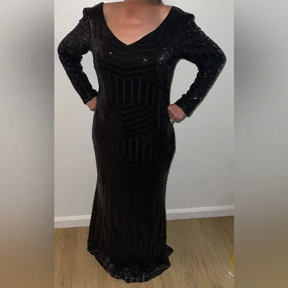 Elegant Black Sequin Evening Gown - Picture 3 of 4